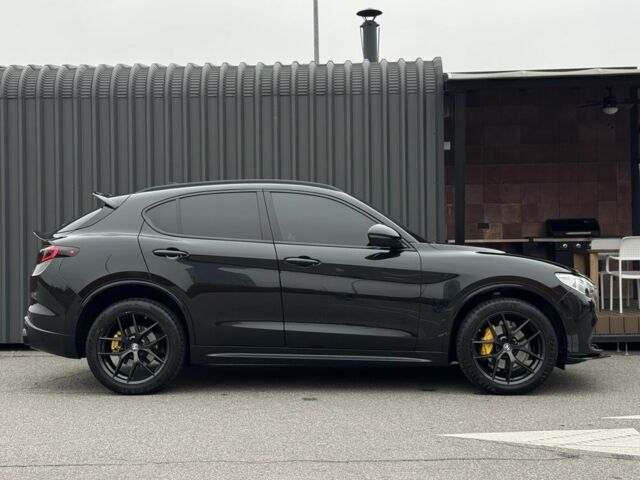 Черный Альфа stelvio, объемом двигателя 2 л и пробегом 82 тыс. км за 26350 $, фото 4 на Automoto.ua