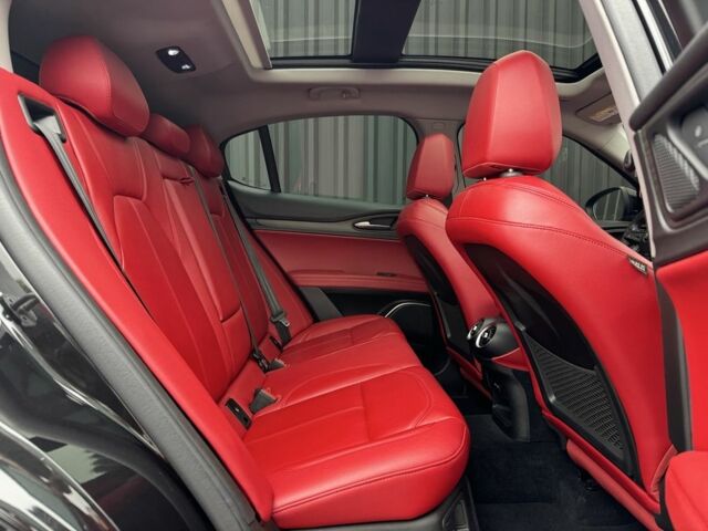 Черный Альфа stelvio, объемом двигателя 2 л и пробегом 82 тыс. км за 26350 $, фото 23 на Automoto.ua