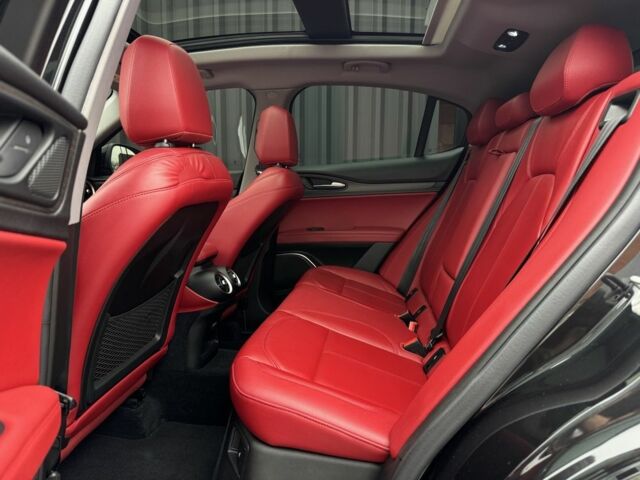 Черный Альфа stelvio, объемом двигателя 2 л и пробегом 82 тыс. км за 26350 $, фото 22 на Automoto.ua