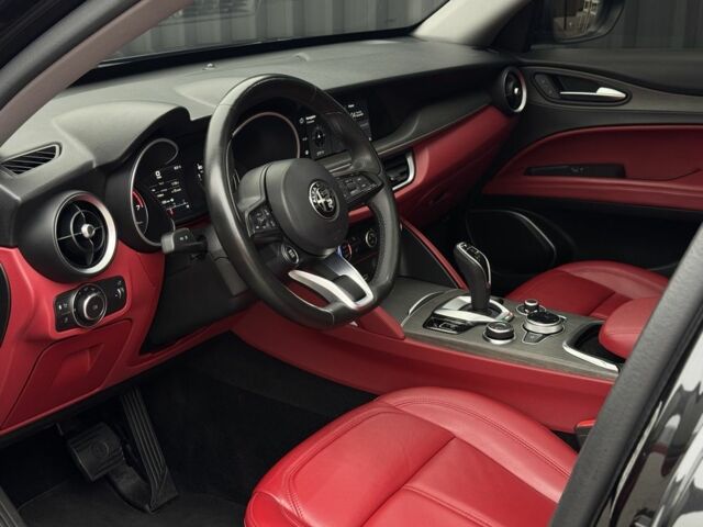 Черный Альфа stelvio, объемом двигателя 2 л и пробегом 82 тыс. км за 26350 $, фото 19 на Automoto.ua