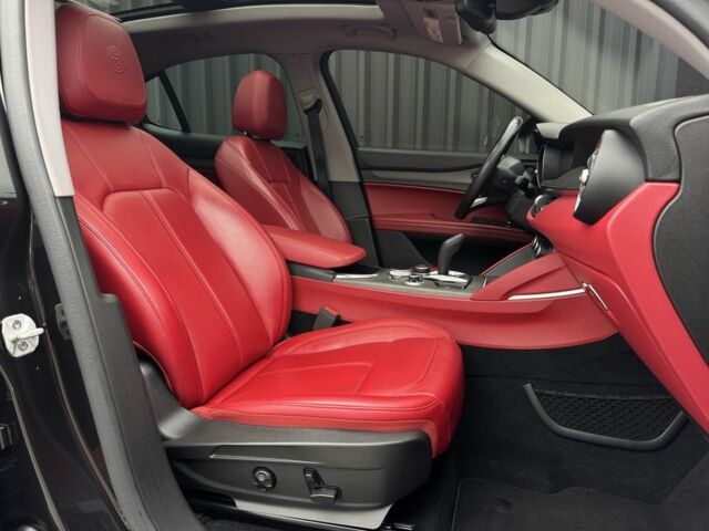 Черный Альфа stelvio, объемом двигателя 2 л и пробегом 82 тыс. км за 26350 $, фото 20 на Automoto.ua