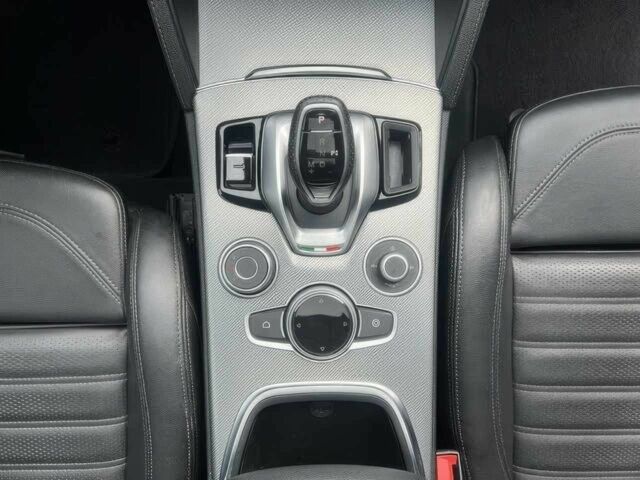 Черный Альфа stelvio, объемом двигателя 2 л и пробегом 11 тыс. км за 20500 $, фото 10 на Automoto.ua