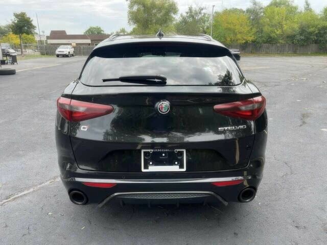 Черный Альфа stelvio, объемом двигателя 2 л и пробегом 11 тыс. км за 20500 $, фото 3 на Automoto.ua