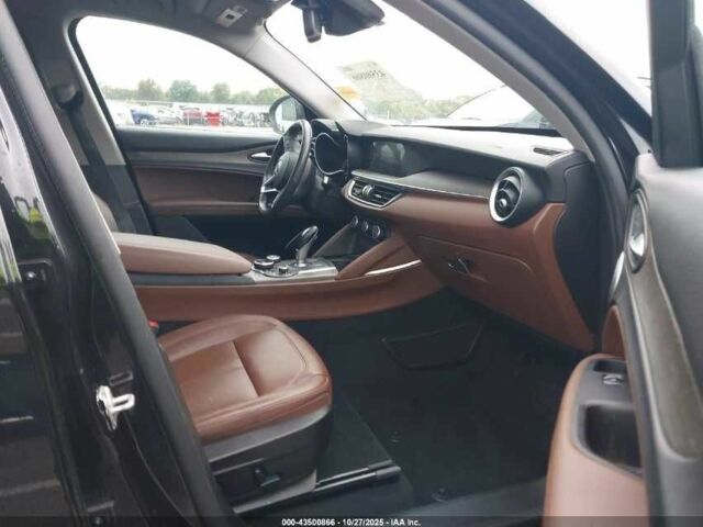 Красный Альфа stelvio, объемом двигателя 2 л и пробегом 30 тыс. км за 5000 $, фото 3 на Automoto.ua