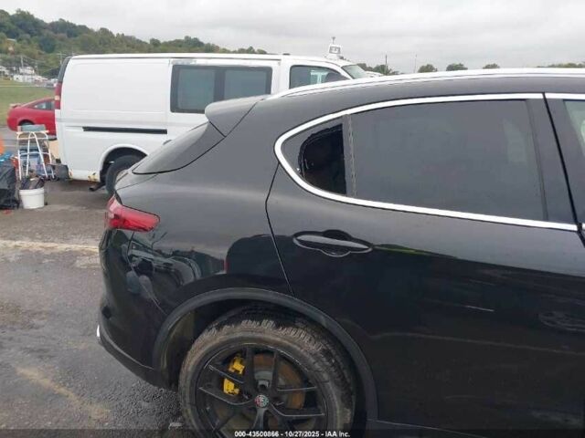 Красный Альфа stelvio, объемом двигателя 2 л и пробегом 30 тыс. км за 5000 $, фото 4 на Automoto.ua