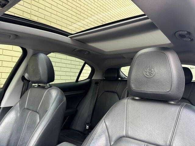 Серый Альфа stelvio, объемом двигателя 2 л и пробегом 37 тыс. км за 5400 $, фото 5 на Automoto.ua