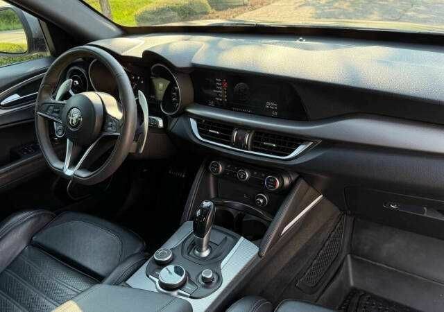 Серый Альфа stelvio, объемом двигателя 2 л и пробегом 88 тыс. км за 6500 $, фото 11 на Automoto.ua