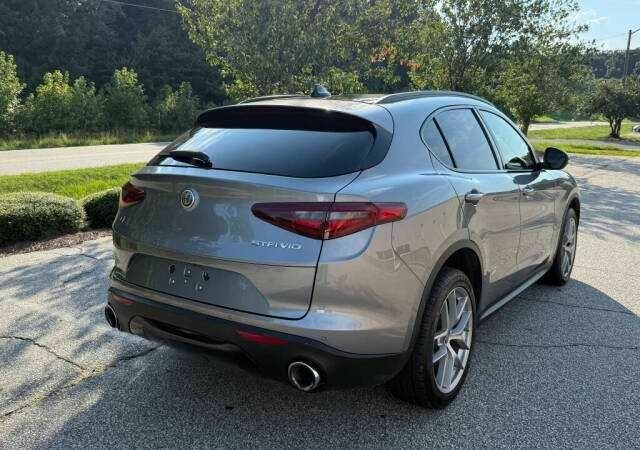 Серый Альфа stelvio, объемом двигателя 2 л и пробегом 88 тыс. км за 6500 $, фото 7 на Automoto.ua