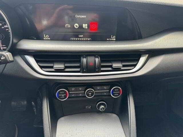 Серый Альфа stelvio, объемом двигателя 2 л и пробегом 37 тыс. км за 5400 $, фото 7 на Automoto.ua