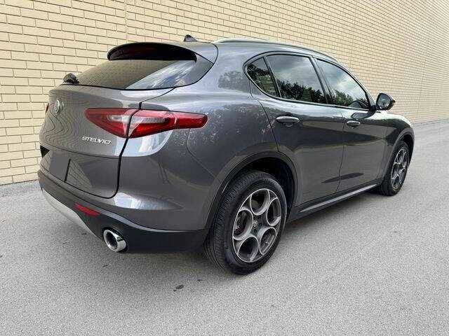 Серый Альфа stelvio, объемом двигателя 2 л и пробегом 37 тыс. км за 5400 $, фото 2 на Automoto.ua