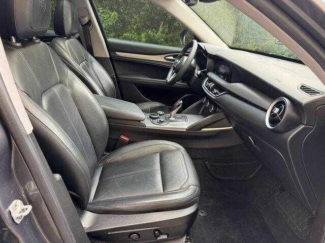 Серый Альфа stelvio, объемом двигателя 2 л и пробегом 37 тыс. км за 5400 $, фото 9 на Automoto.ua