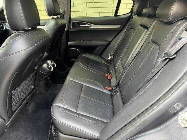 Серый Альфа stelvio, объемом двигателя 2 л и пробегом 37 тыс. км за 5400 $, фото 10 на Automoto.ua