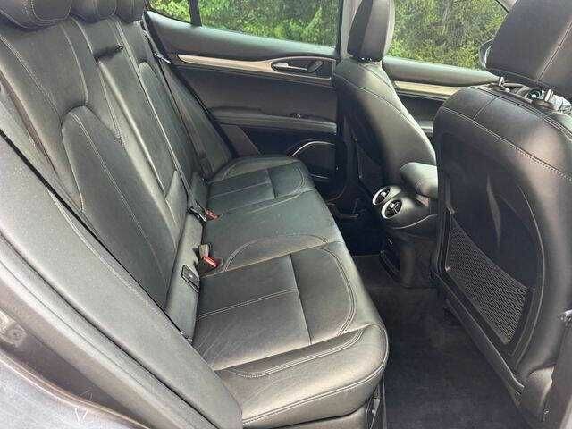 Серый Альфа stelvio, объемом двигателя 2 л и пробегом 37 тыс. км за 5400 $, фото 11 на Automoto.ua