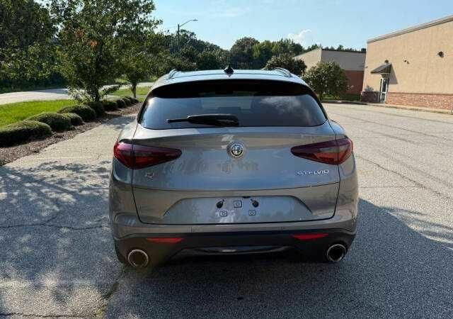 Серый Альфа stelvio, объемом двигателя 2 л и пробегом 88 тыс. км за 6500 $, фото 6 на Automoto.ua