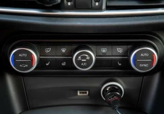 Серый Альфа stelvio, объемом двигателя 0 л и пробегом 65 тыс. км за 11500 $, фото 10 на Automoto.ua