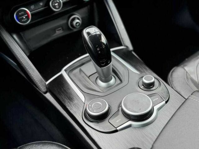 Серый Альфа stelvio, объемом двигателя 2 л и пробегом 47 тыс. км за 4300 $, фото 11 на Automoto.ua