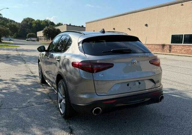 Серый Альфа stelvio, объемом двигателя 2 л и пробегом 88 тыс. км за 6500 $, фото 5 на Automoto.ua