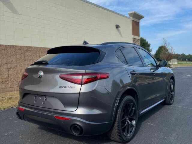 Серый Альфа stelvio, объемом двигателя 2 л и пробегом 36 тыс. км за 14900 $, фото 7 на Automoto.ua