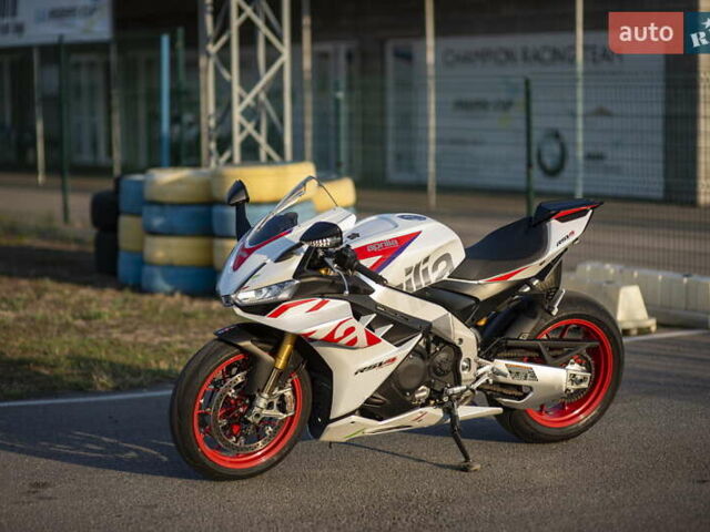 Серый Априлия RSV4, объемом двигателя 1.1 л и пробегом 17 тыс. км за 25000 $, фото 3 на Automoto.ua