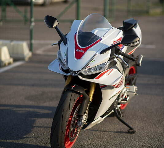 Серый Априлия RSV4, объемом двигателя 1.1 л и пробегом 17 тыс. км за 25000 $, фото 1 на Automoto.ua