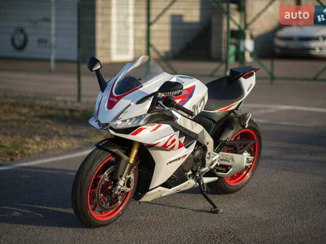 Серый Априлия RSV4, объемом двигателя 1.1 л и пробегом 17 тыс. км за 25000 $, фото 2 на Automoto.ua
