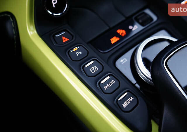 Жовтий Астон Мартін Вантаж, об'ємом двигуна 4 л та пробігом 4 тис. км за 140000 $, фото 49 на Automoto.ua