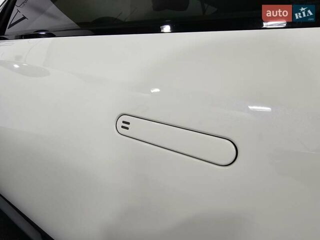 Белый Астон Мартин DB11, объемом двигателя 3.98 л и пробегом 36 тыс. км за 128888 $, фото 33 на Automoto.ua