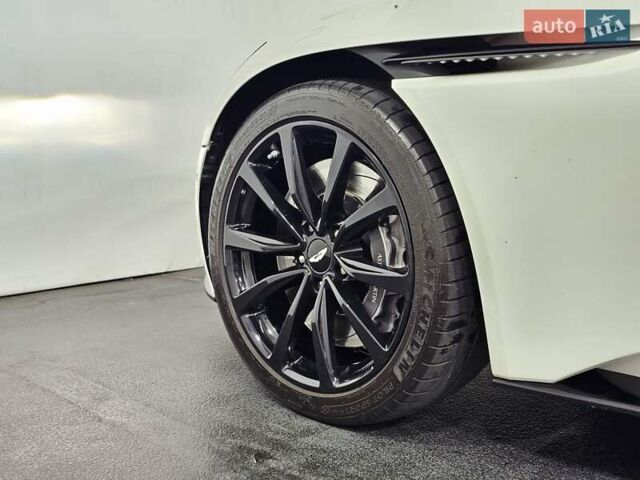 Белый Астон Мартин DB11, объемом двигателя 3.98 л и пробегом 36 тыс. км за 128888 $, фото 34 на Automoto.ua