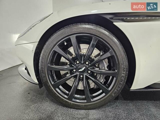 Белый Астон Мартин DB11, объемом двигателя 3.98 л и пробегом 36 тыс. км за 128888 $, фото 36 на Automoto.ua