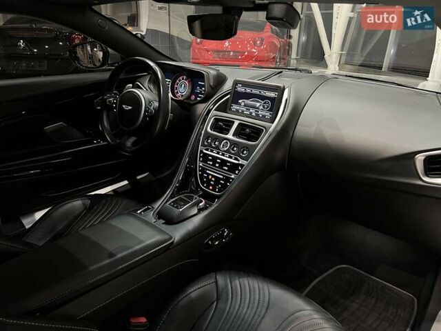 Черный Астон Мартин DB11, объемом двигателя 4 л и пробегом 43 тыс. км за 117000 $, фото 39 на Automoto.ua
