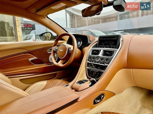 Серый Астон Мартин DB11, объемом двигателя 3.98 л и пробегом 20 тыс. км за 114999 $, фото 32 на Automoto.ua