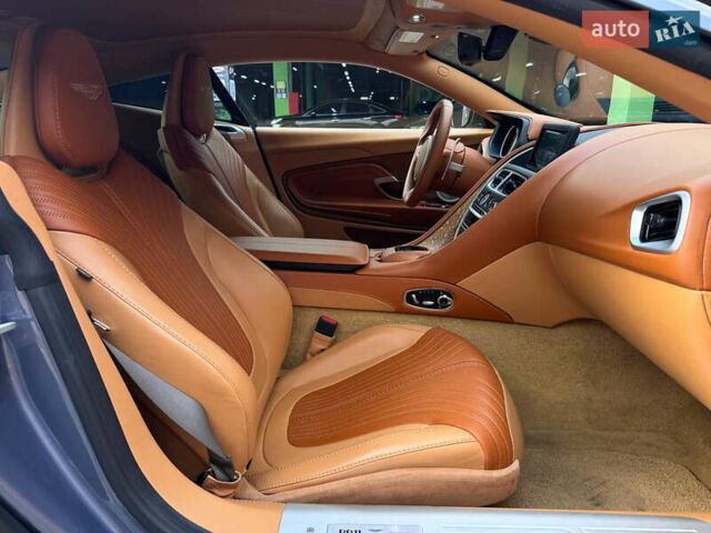 Серый Астон Мартин DB11, объемом двигателя 4 л и пробегом 27 тыс. км за 120000 $, фото 41 на Automoto.ua