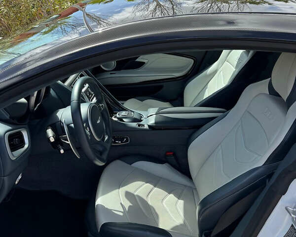 Белый Астон Мартин DBS Superleggera, объемом двигателя 5.2 л и пробегом 15 тыс. км за 230000 $, фото 15 на Automoto.ua