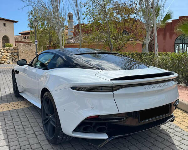 Белый Астон Мартин DBS Superleggera, объемом двигателя 5.2 л и пробегом 15 тыс. км за 230000 $, фото 8 на Automoto.ua
