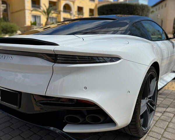 Белый Астон Мартин DBS Superleggera, объемом двигателя 5.2 л и пробегом 15 тыс. км за 230000 $, фото 9 на Automoto.ua