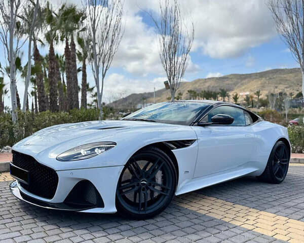 Белый Астон Мартин DBS Superleggera, объемом двигателя 5.2 л и пробегом 15 тыс. км за 230000 $, фото 1 на Automoto.ua