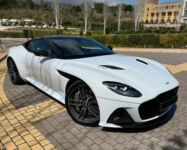 Белый Астон Мартин DBS Superleggera, объемом двигателя 5.2 л и пробегом 15 тыс. км за 230000 $, фото 2 на Automoto.ua