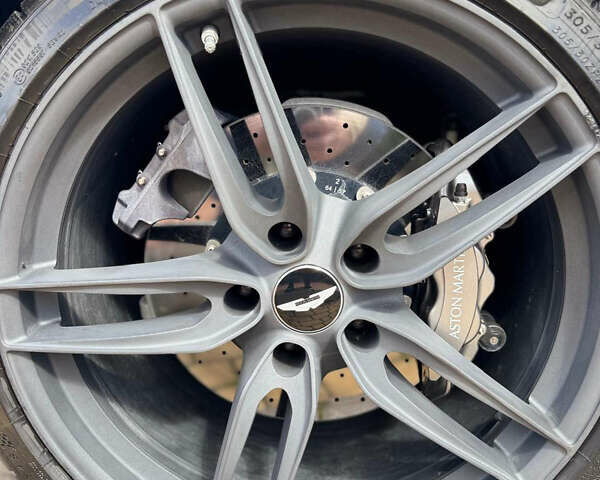 Белый Астон Мартин DBS Superleggera, объемом двигателя 5.2 л и пробегом 15 тыс. км за 230000 $, фото 37 на Automoto.ua