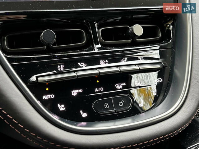 Черный Астон Мартин DBX, объемом двигателя 3.98 л и пробегом 63 тыс. км за 132000 $, фото 15 на Automoto.ua