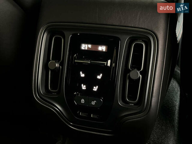 Черный Астон Мартин DBX, объемом двигателя 3.98 л и пробегом 63 тыс. км за 129900 $, фото 21 на Automoto.ua