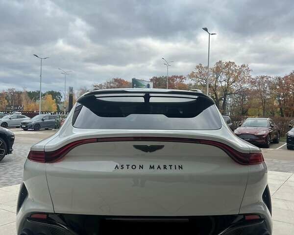 Серый Астон Мартин DBX 707, объемом двигателя 3.98 л и пробегом 10 тыс. км за 238000 $, фото 5 на Automoto.ua