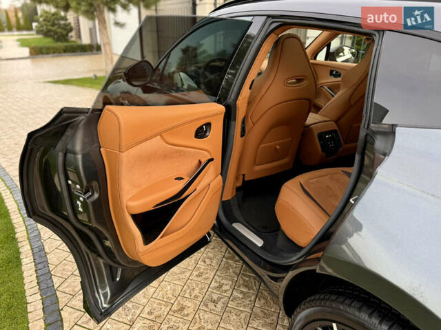 Серый Астон Мартин DBX 707, объемом двигателя 3.98 л и пробегом 11 тыс. км за 265000 $, фото 50 на Automoto.ua