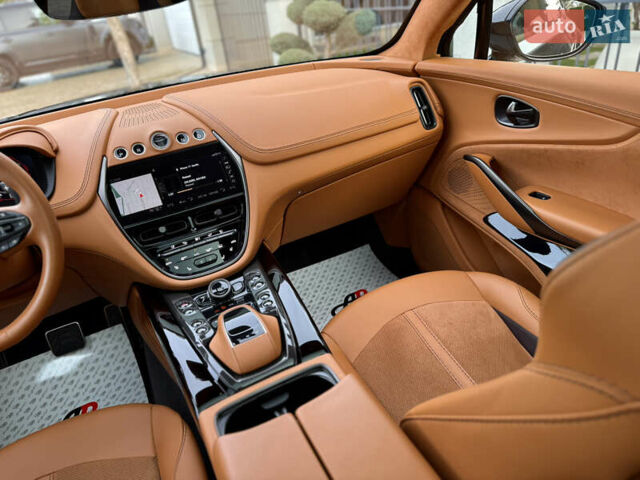 Серый Астон Мартин DBX 707, объемом двигателя 3.98 л и пробегом 11 тыс. км за 265000 $, фото 56 на Automoto.ua