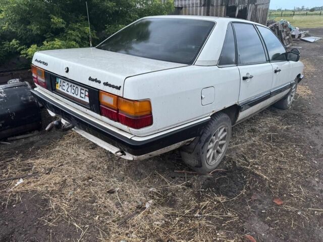 Белый Ауди 100, объемом двигателя 2 л и пробегом 400 тыс. км за 700 $, фото 1 на Automoto.ua