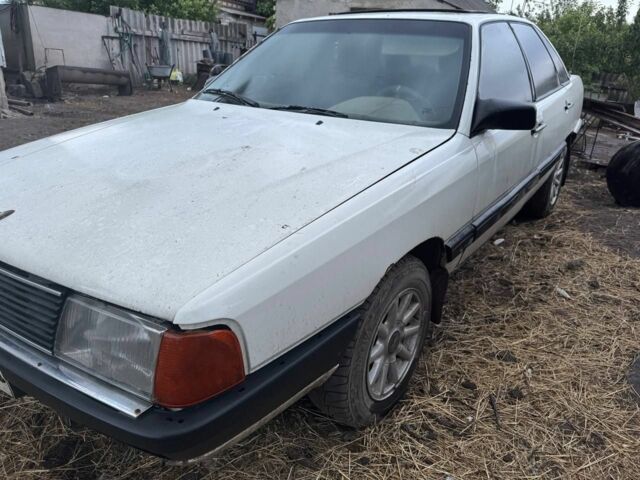 Белый Ауди 100, объемом двигателя 2 л и пробегом 400 тыс. км за 700 $, фото 7 на Automoto.ua