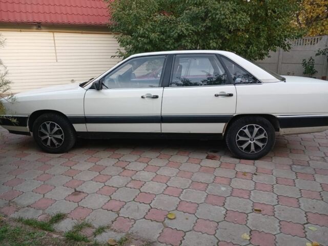 Белый Ауди 100, объемом двигателя 2.1 л и пробегом 170 тыс. км за 2100 $, фото 1 на Automoto.ua