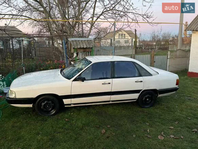 Белый Ауди 100, объемом двигателя 1.8 л и пробегом 300 тыс. км за 779 $, фото 2 на Automoto.ua