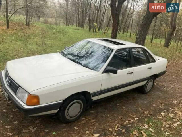 Белый Ауди 100, объемом двигателя 1.8 л и пробегом 200 тыс. км за 1850 $, фото 10 на Automoto.ua