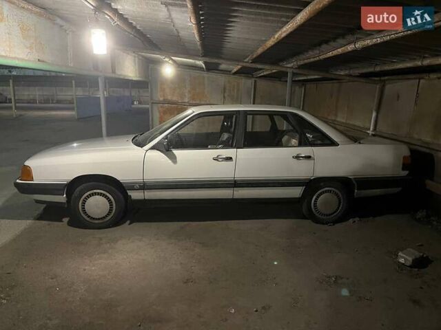 Белый Ауди 100, объемом двигателя 1.8 л и пробегом 300 тыс. км за 2000 $, фото 1 на Automoto.ua
