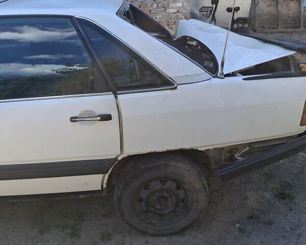 Белый Ауди 100, объемом двигателя 1.78 л и пробегом 150 тыс. км за 600 $, фото 3 на Automoto.ua